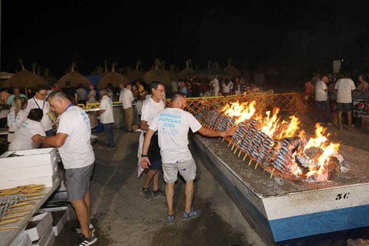 Marbella despide el verano con 2.000 kilos de sardinas al espeto