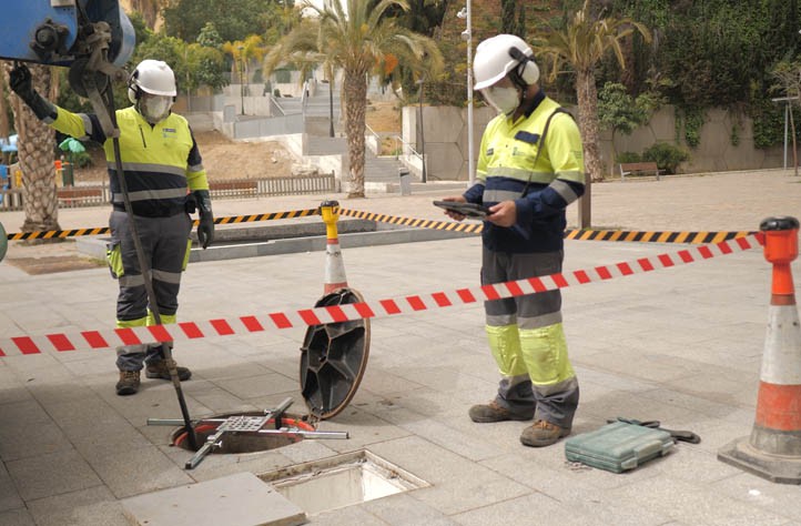 Hidralia intensifica las labores de limpieza de imbornales en Marbella 