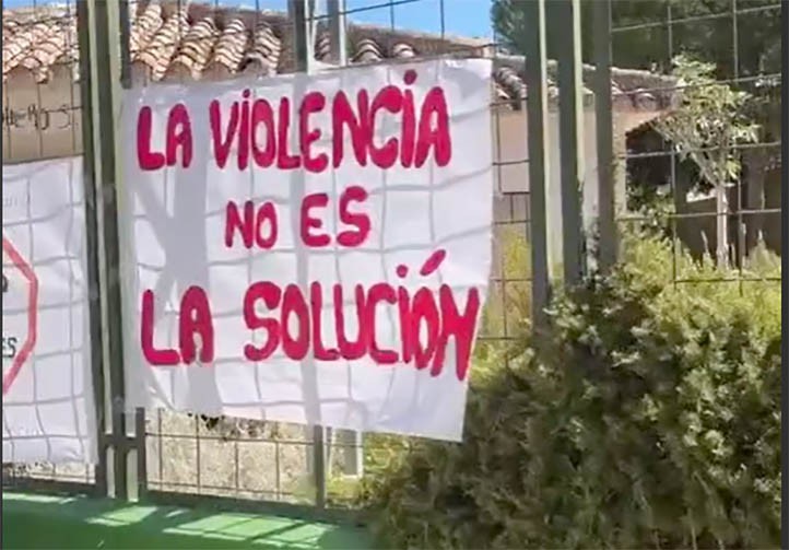 La comunidad educativa de Marbella se une contra la agresión a una profesora