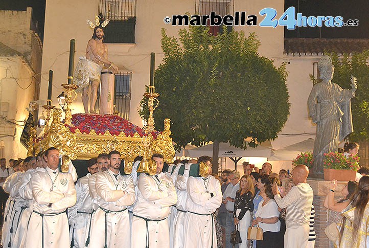 La Cofradía de la Columna de Marbella celebra en las calles su 50º aniversario
