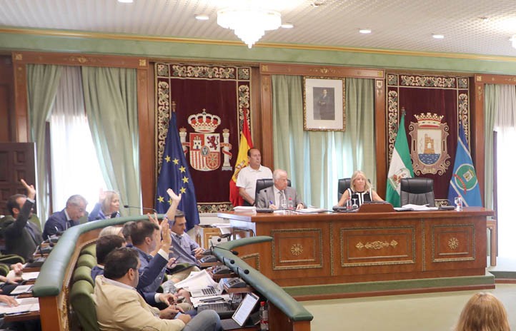 Muñoz insiste, ahora en el pleno, en sus falsedades sobre los espigones