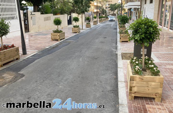 Reabren Virgen del Pilar en Marbella con flores en vez de aparcamientos