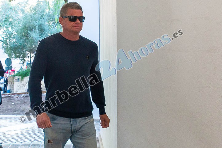 El hijastro de Ángeles Muñoz acude al juzgado para un trámite previo al juicio