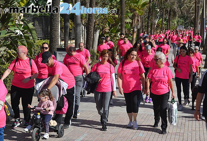 Masiva participación en la "Marea Rosa" contra el cáncer en Marbella