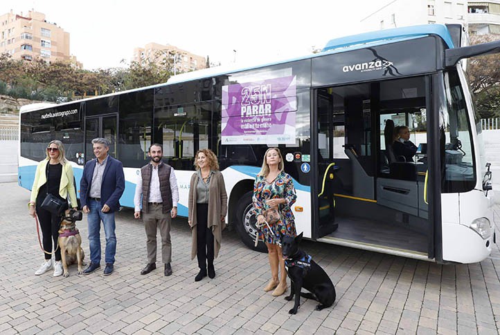 Marbella permite subir a los autobuses a los perros de mujeres maltratadas