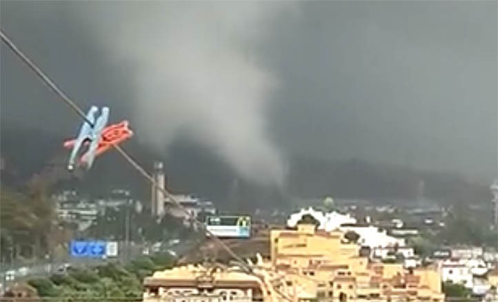 Un pequeño tornado origina destrozos en las calles de Marbella