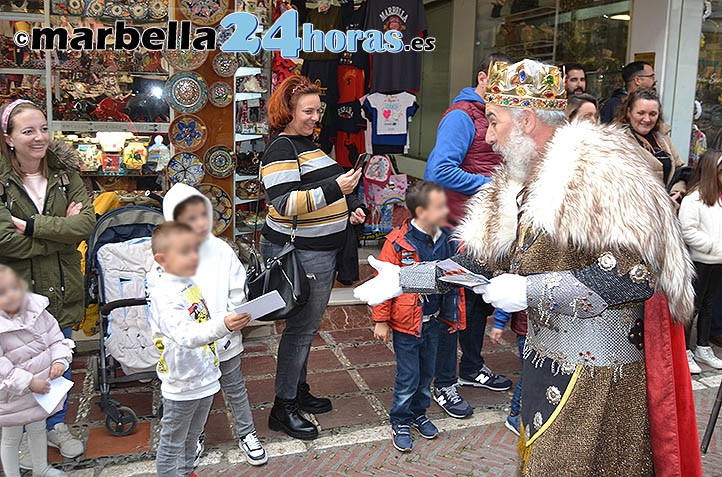 Los Reyes Magos ya están en Marbella y recogen las últimas cartas de los niños