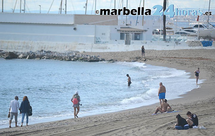 El buen tiempo en Marbella permite acudir a la playa y hasta algún baño