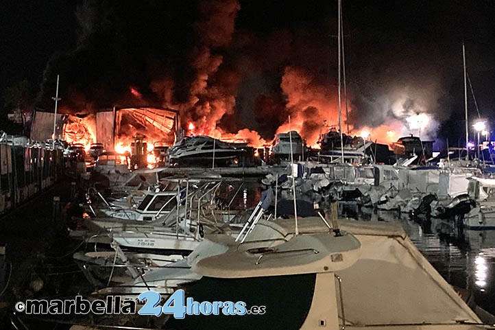 Un bombero herido en el incendio en el puerto de La Bajadilla de Marbella