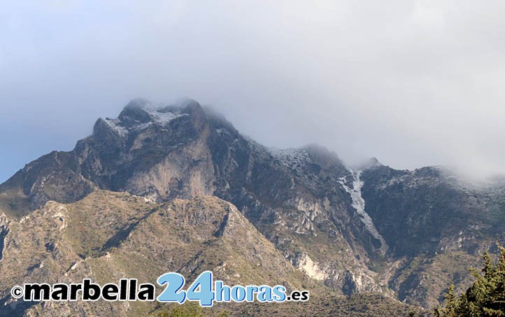 La nieve vuelve a asomarse a Marbella desde el pico de la Concha