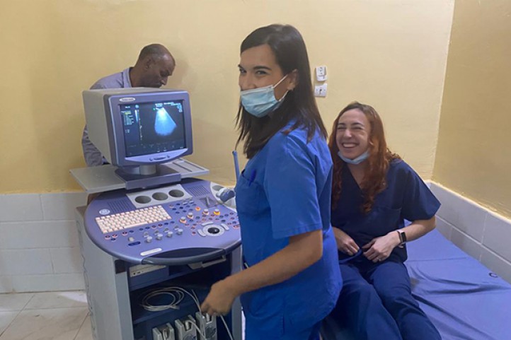 Hospital Ochoa dona un ecógrafo a África de la mano de la ONG HumanCoop