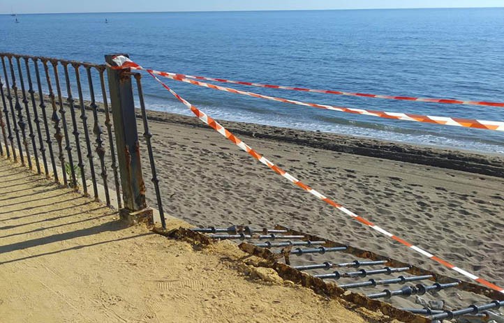 Muñoz renueva barandillas en el paseo marítimo a las puertas de las elecciones