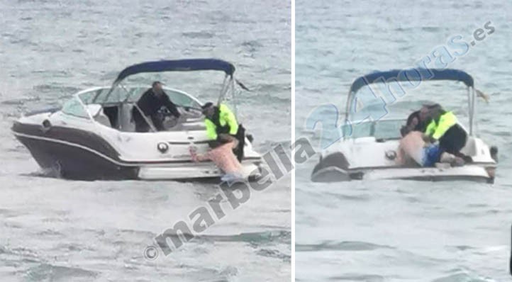 Un marinero y un policía local rescatan a un bañista en una playa de Marbella