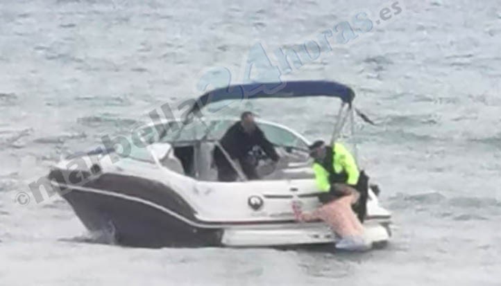 Marbella condecorará al marinero y al policia local que rescataron a un bañista