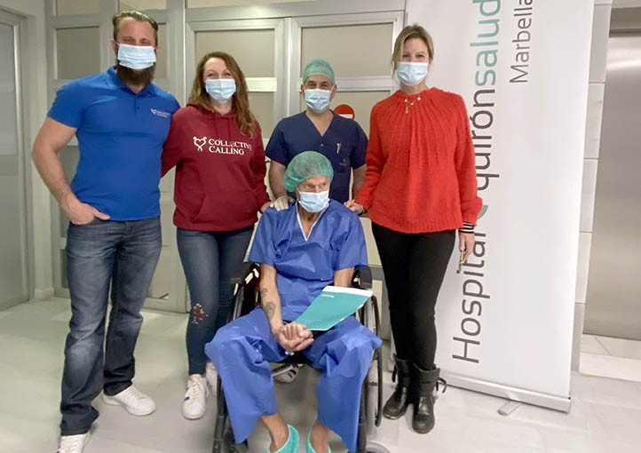 Quirónsalud Marbella colabora para que un indigente recupere la vista