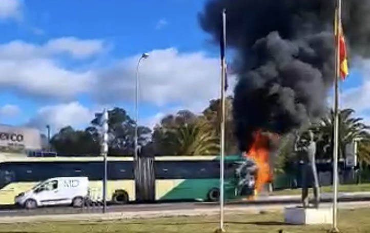 Un autobús interurbano echa a arder junto al arco de Marbella