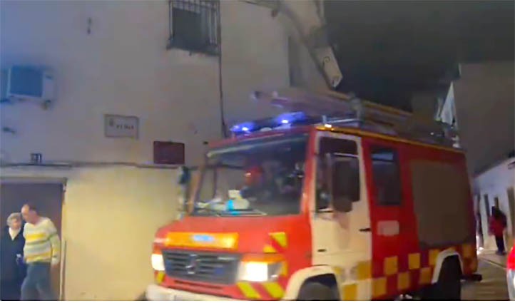 Dos afectados por un incendio en una vivienda de la calle Peral de Marbella