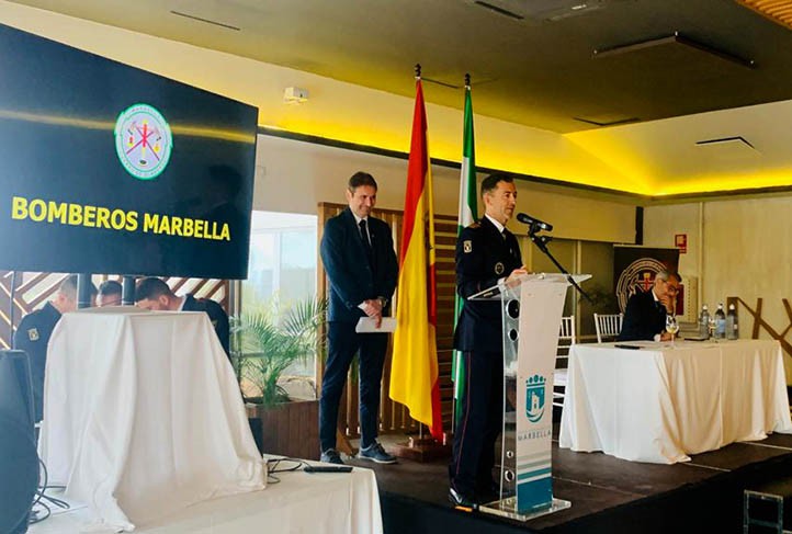 Los bomberos de Marbella entregan las medallas en honor a su patrón