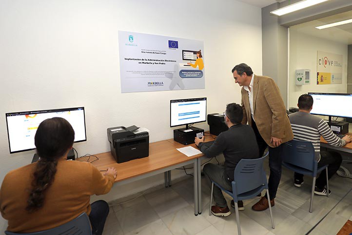 Una sala para facilitar trámites telemáticos a los vecinos de Marbella