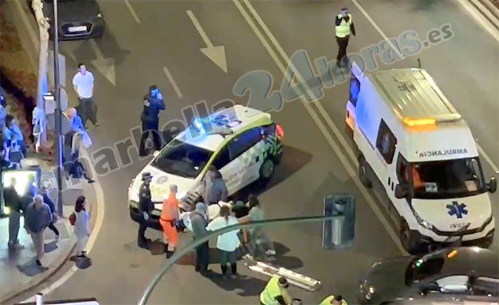 Ciudadanos asisten a un motorista en Marbella a falta de efectivos sanitarios