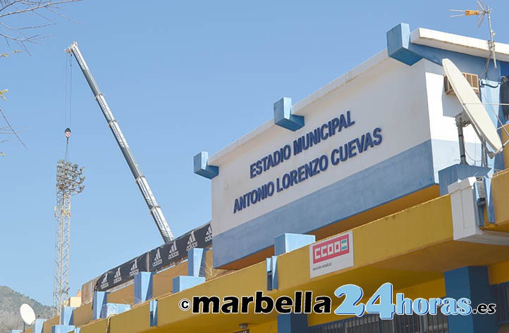 Retiran las torretas del viejo estadio de Marbella sin proyecto ni dinero para otro
