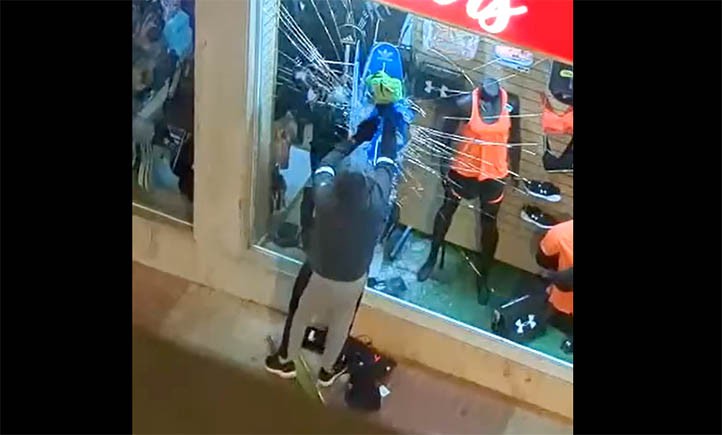 Graban a un atracador que revienta un escaparate en San Pedro Alcántara