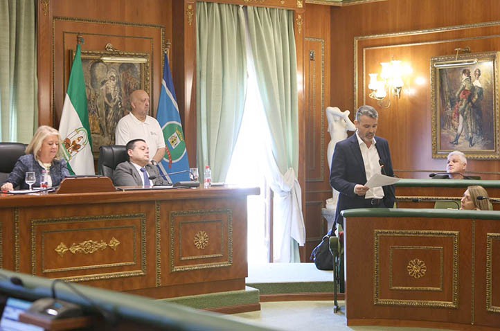 El PSOE pide la dimisión de Ángeles Muñoz por no aclarar sus escándalos