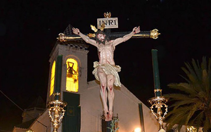 Desfile austero y silencioso del Cristo de la Vera Cruz por Marbella