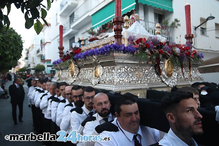 Viernes Santo de luto con el Yacente y la Soledad en San Pedro Alcántara
