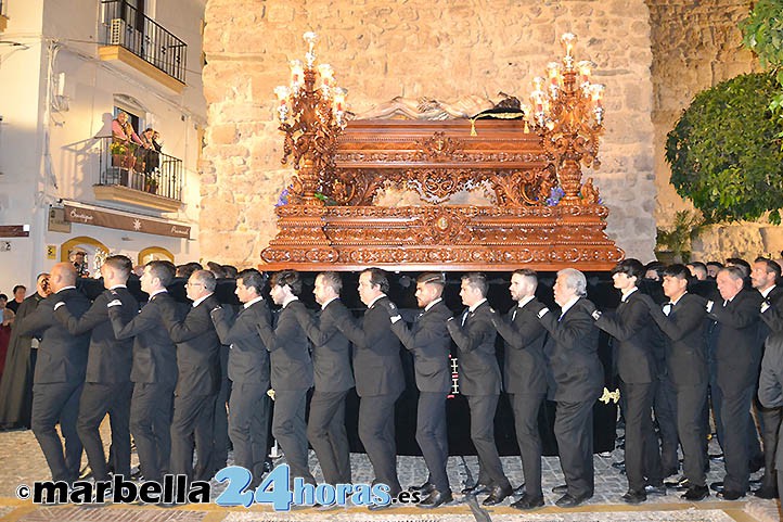 Luto y silencio al paso del Yacente y la Soledad por las calles de Marbella