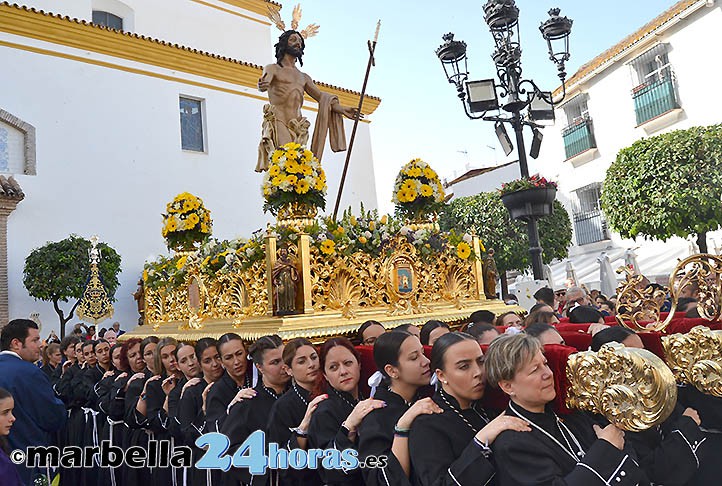 Las calles de Marbella se llenan de alegría al paso del Cristo Resucitado