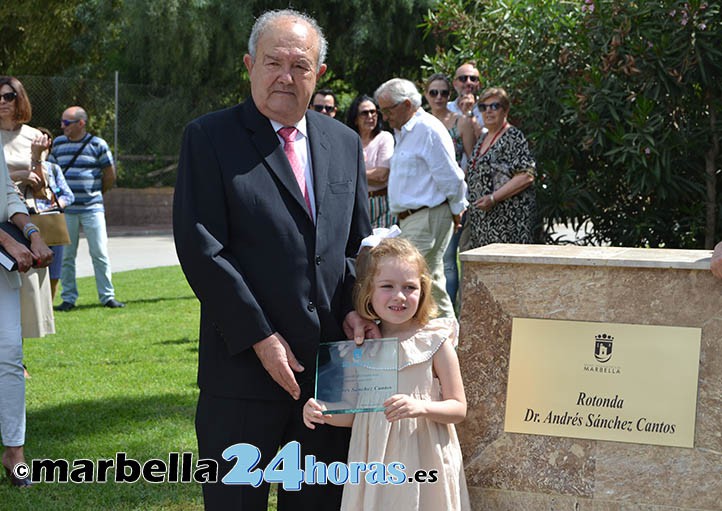 Homenaje al doctor Sánchez Cantos en la rotonda de entrada a su hospital