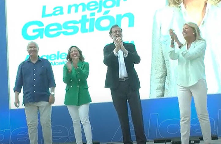 Rajoy y Arenas, amigos de la familia, arropan a Ángeles Muñoz en Marbella