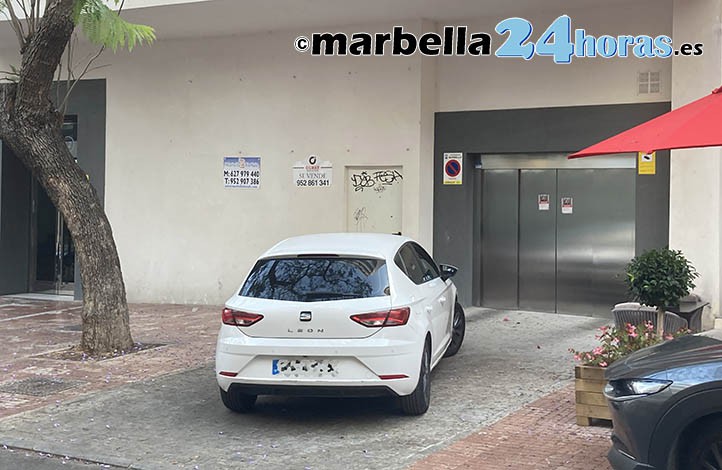 Reclaman al Ayuntamiento los daños del baldeo en un garaje de Marbella