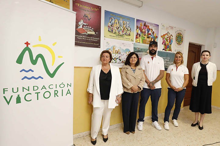 Los olímpicos Lydia Valentín y Regino Hernández visitan el colegio Bocanegra