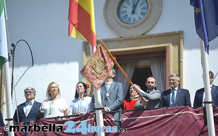 El pendón de Marbella vuelve a lucir desde el balcón del Ayuntamiento