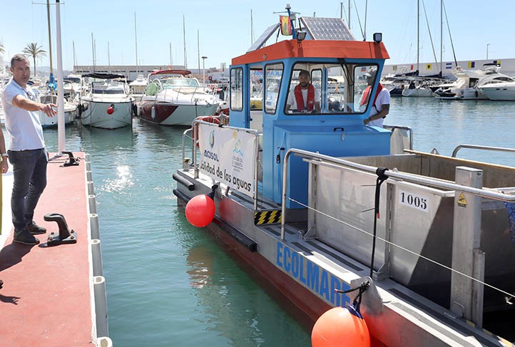 Marbella contará este verano con tres barcos quitanatas para limpiar el litoral
