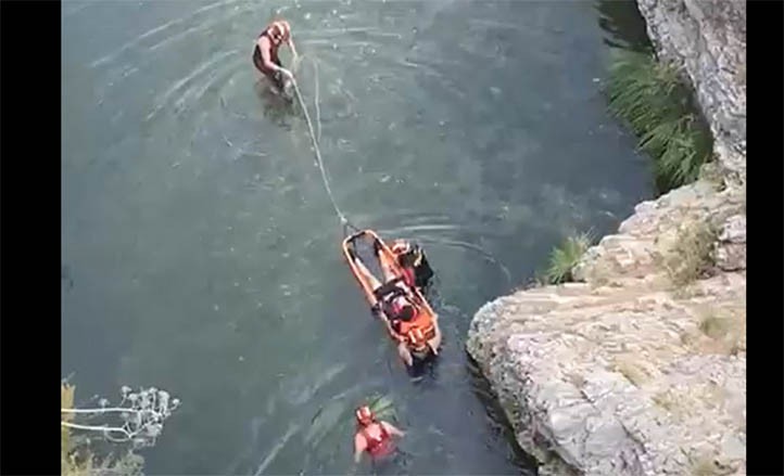 Bomberos de Marbella rescatan a un joven en el barranco de Las Angosturas