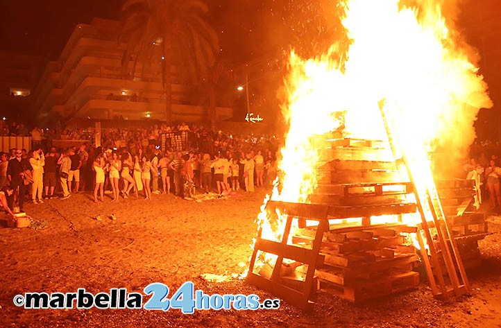 Las hogueras iluminan la noche de San Juan en Marbella y San Pedro