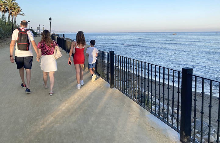 Renuevan 2,5 kilómetros de barandillas en el paseo marítimo de Marbella