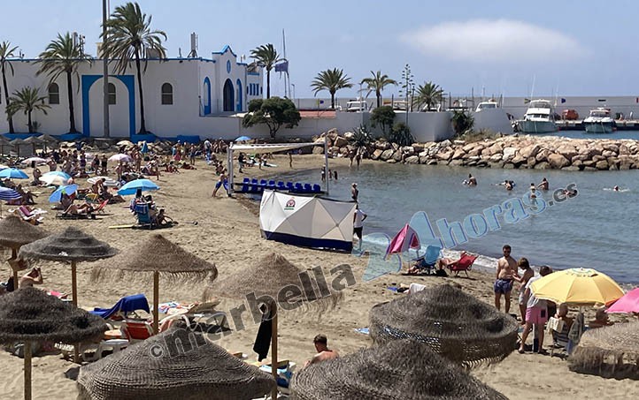 Fallece un bañista en la céntrica playa del Faro en Marbella