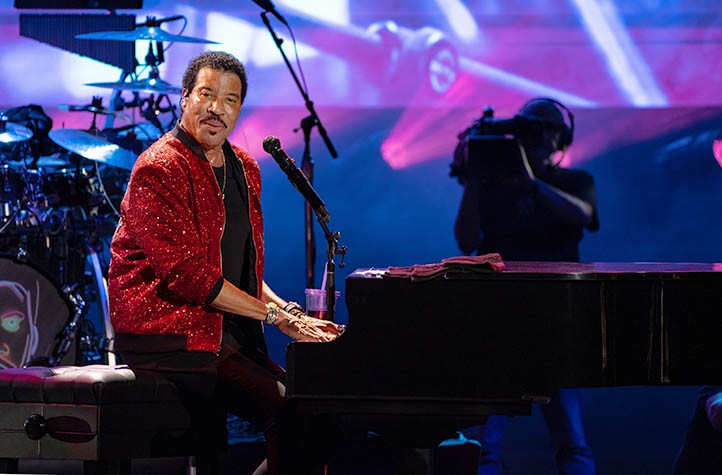 El mítico Lionel Richie arrasa en el auditorio del festival Starlite Marbella