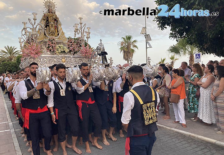 La Virgen del Carmen recibe el cariño de Marbella en la procesión de alabanza