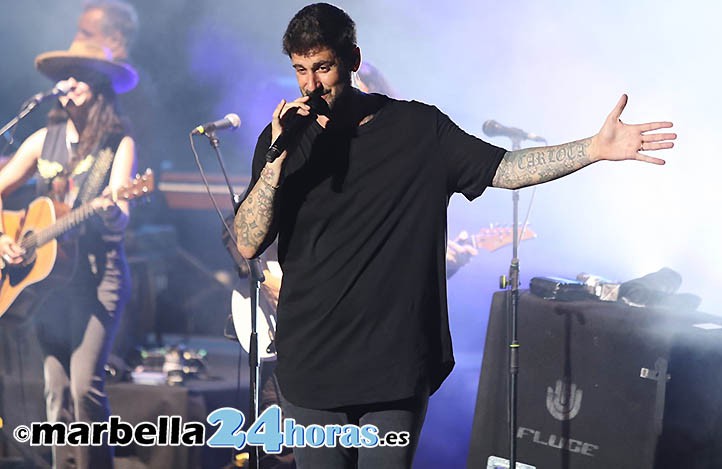 Melendi se mete en el bolsillo al público de Marbella con su música y cercanía
