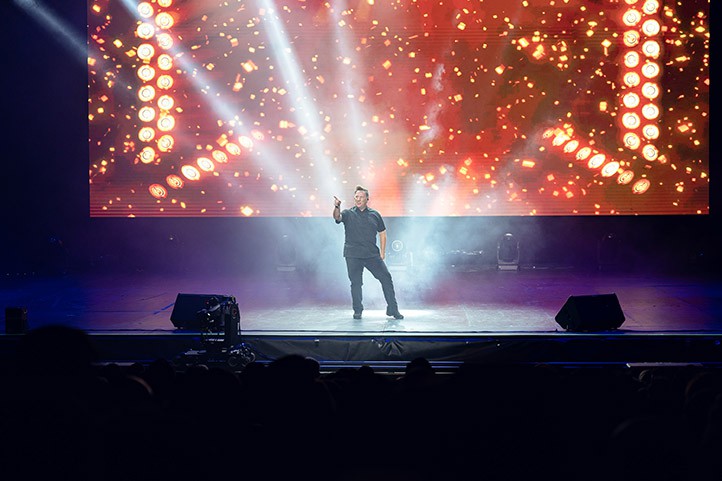 Un camaleónico Carlos Latre llena de carcajadas Marbella con su gran show