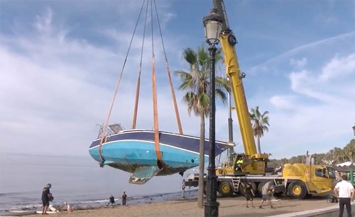 Retiran con una gran grúa el velero encallado en la playa de San Pedro