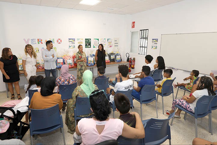 Entregan en Marbella material escolar del proyecto POPI contra el absentismo