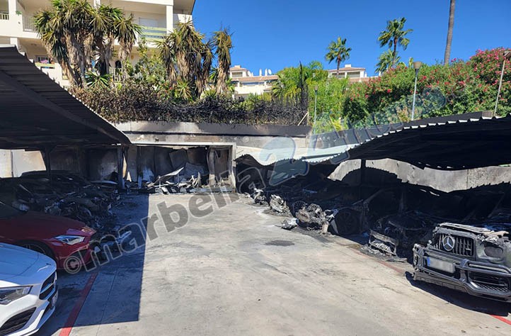 Arden 14 vehículos en el incendio de un aparcamiento en Marbella