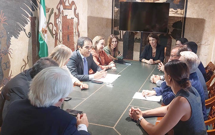 El consejero vuelve a Marbella sin fechas concretas sobre el Palacio de Justicia