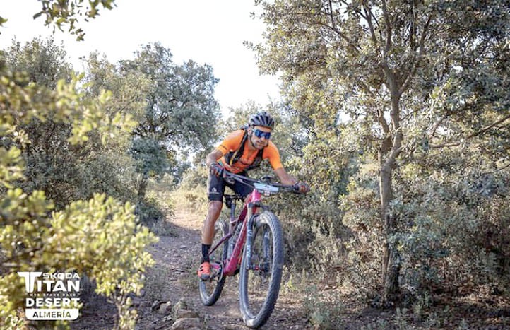 El marbellí Maté disfruta de la bicicleta de montaña en la Titan Desert Almería